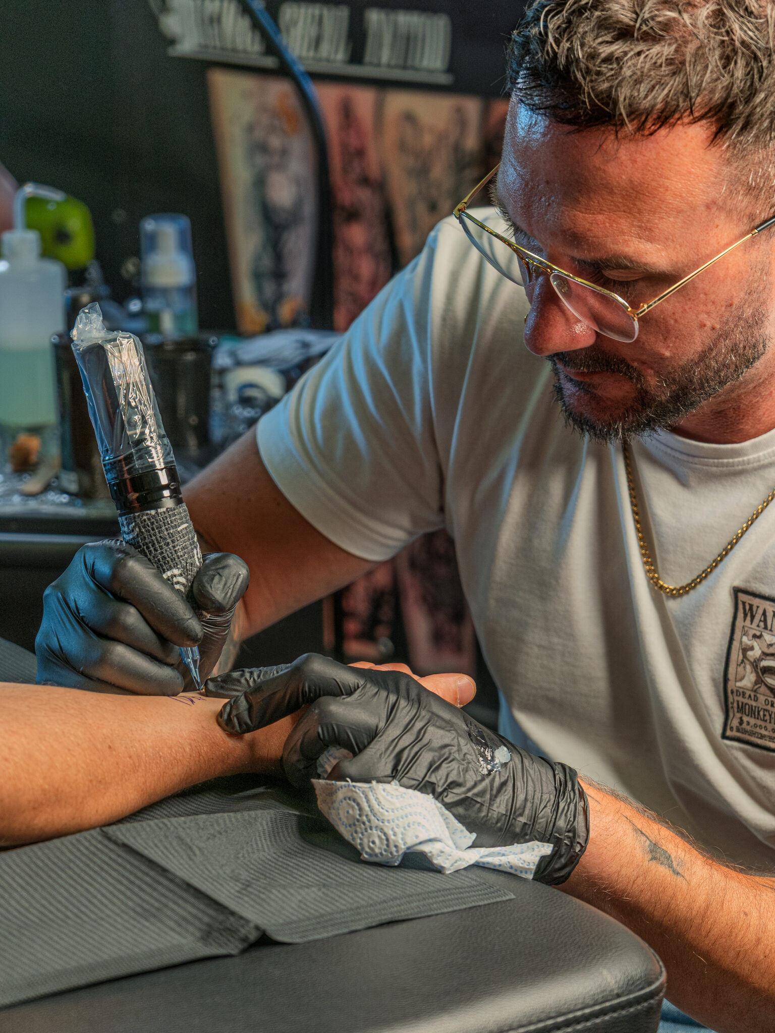 Oli Skeal Tattoo · Olivier Tirtiat · dermographe en action