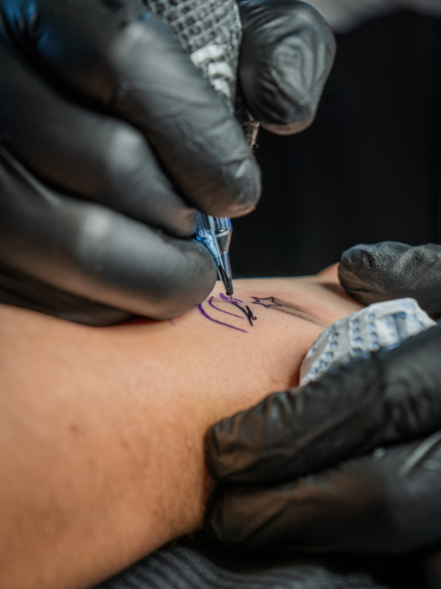Oli Skeal Tattoo · Olivier Tirtiat · dermographe en action, macro