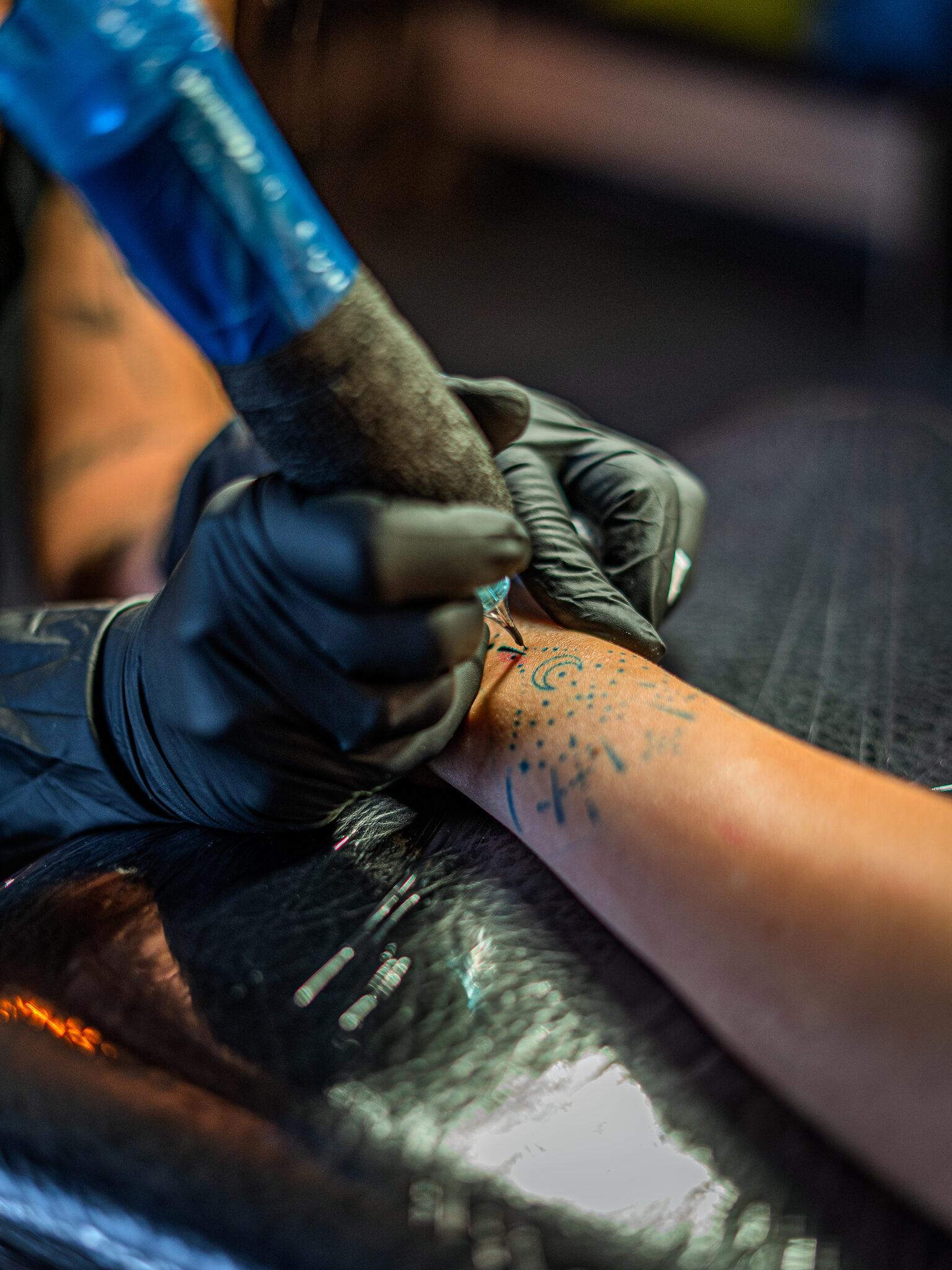 Sophie Art Tattoo · Sophie Gemine · dermographe, aiguille en action