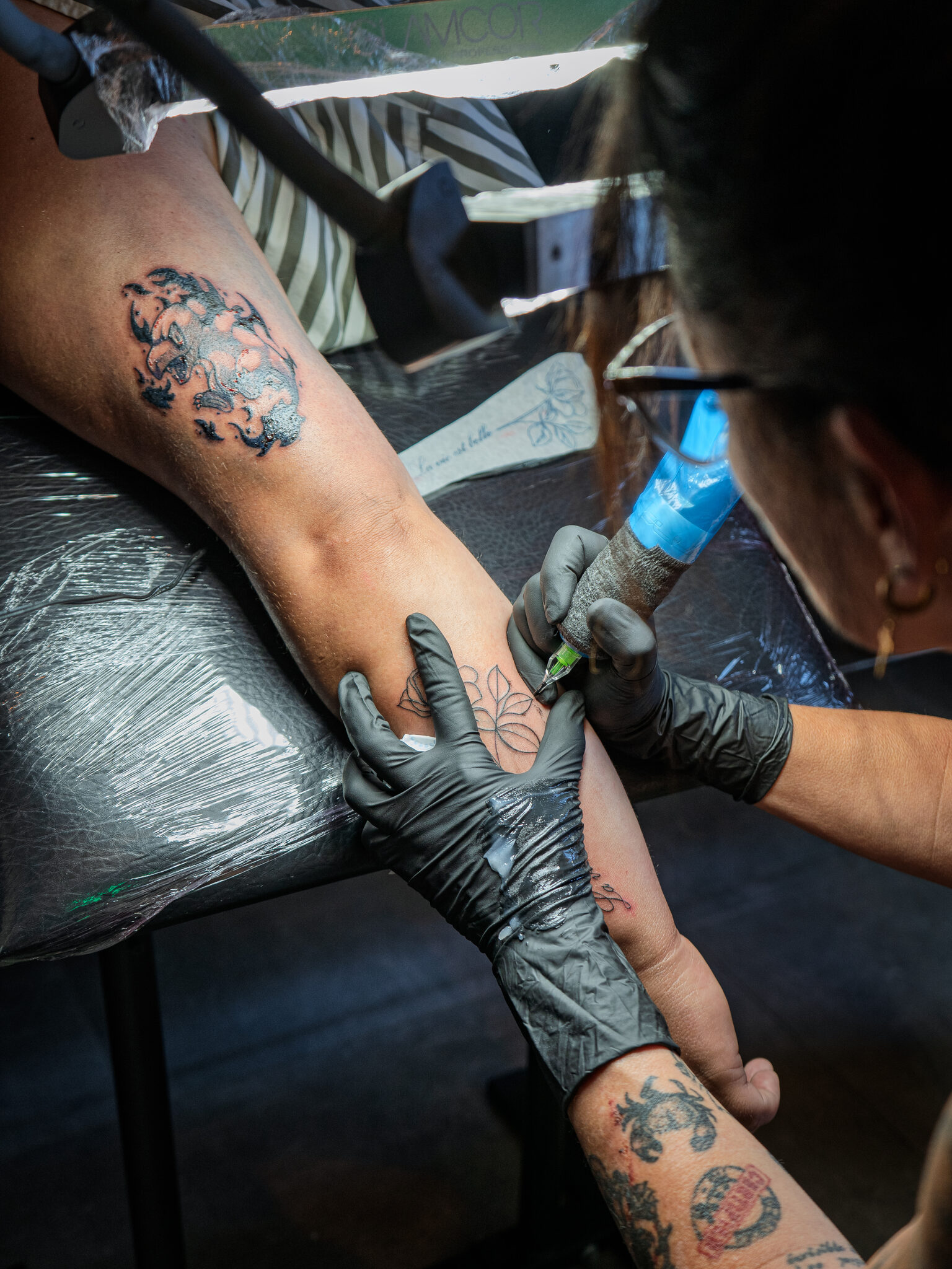 Sophie Art Tattoo · Sophie Gemine · dermographe en action