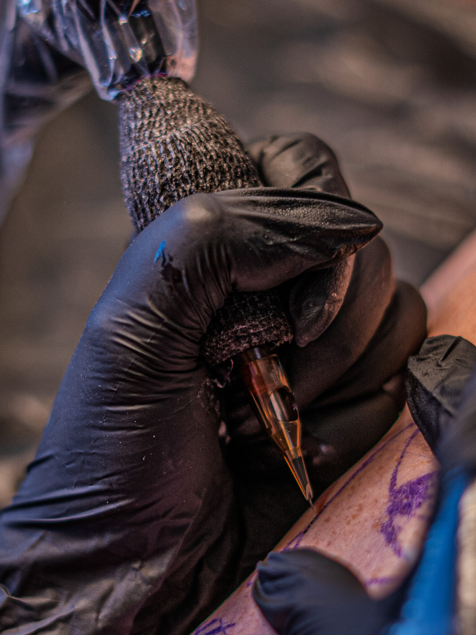 SpookySo Tattoo · Sophie Guiot · dermographe en action, macro