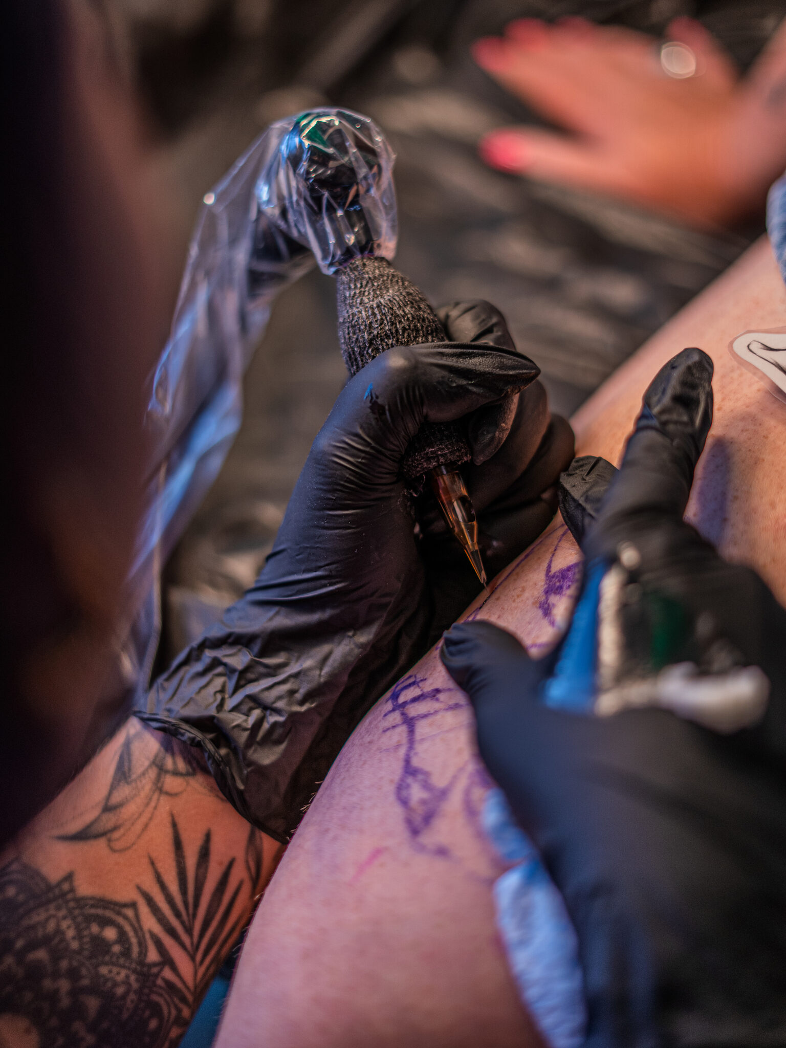 SpookySo Tattoo · Sophie Guiot · dermographe en action