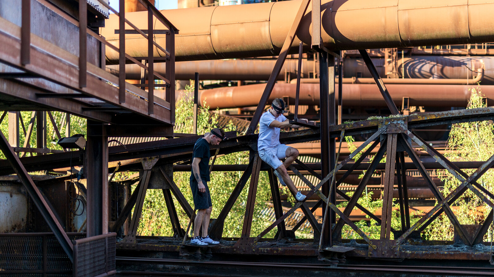 Urban climbing on a high structure