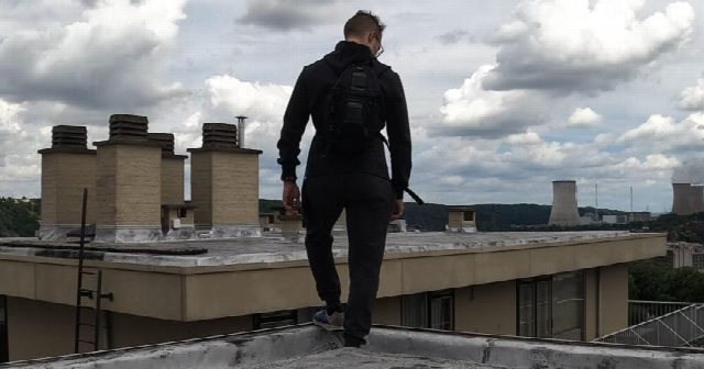 Lenny Obez op de dakrand van de oostelijke Batta-toren in Hoei